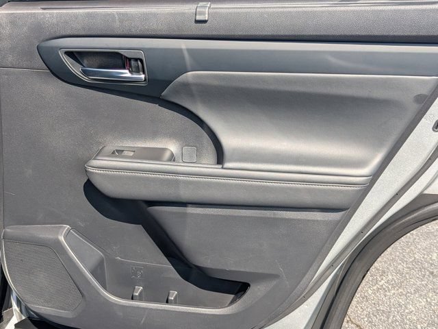 Used 2023 Toyota Highlander XLE AWD/4WD image 16
