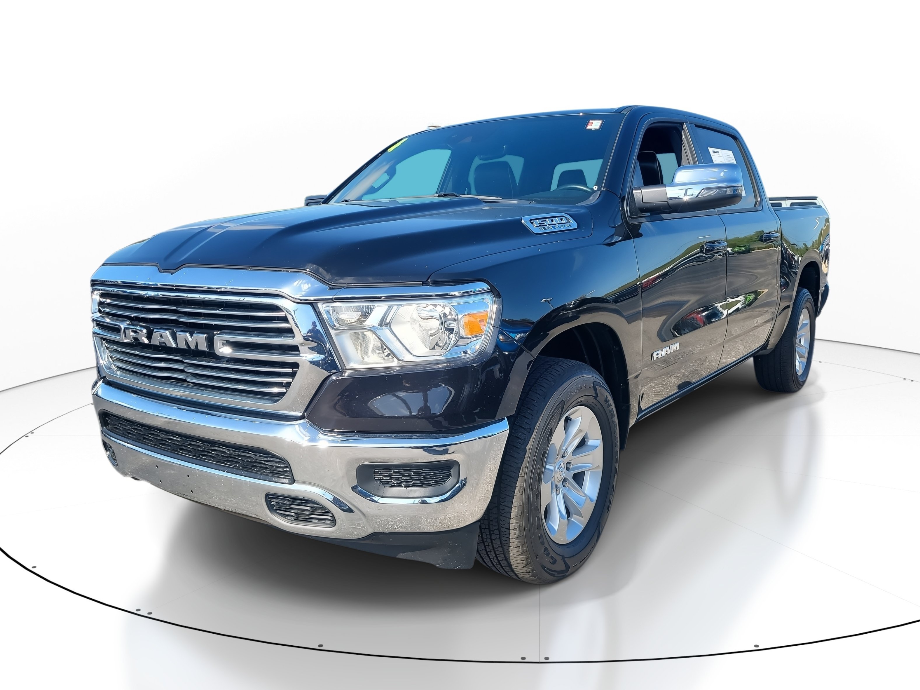 Used 2024 RAM 1500 Laramie AWD/4WD image 3
