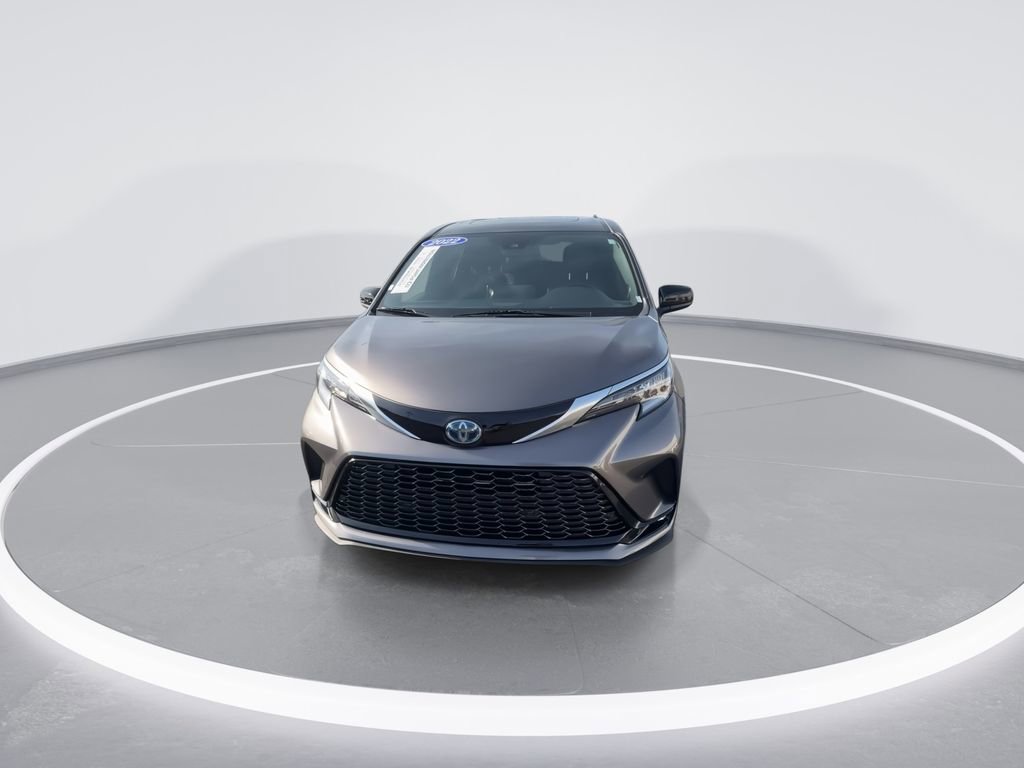 Used 2022 Toyota Sienna XSE w/ XSE Plus Package image 3