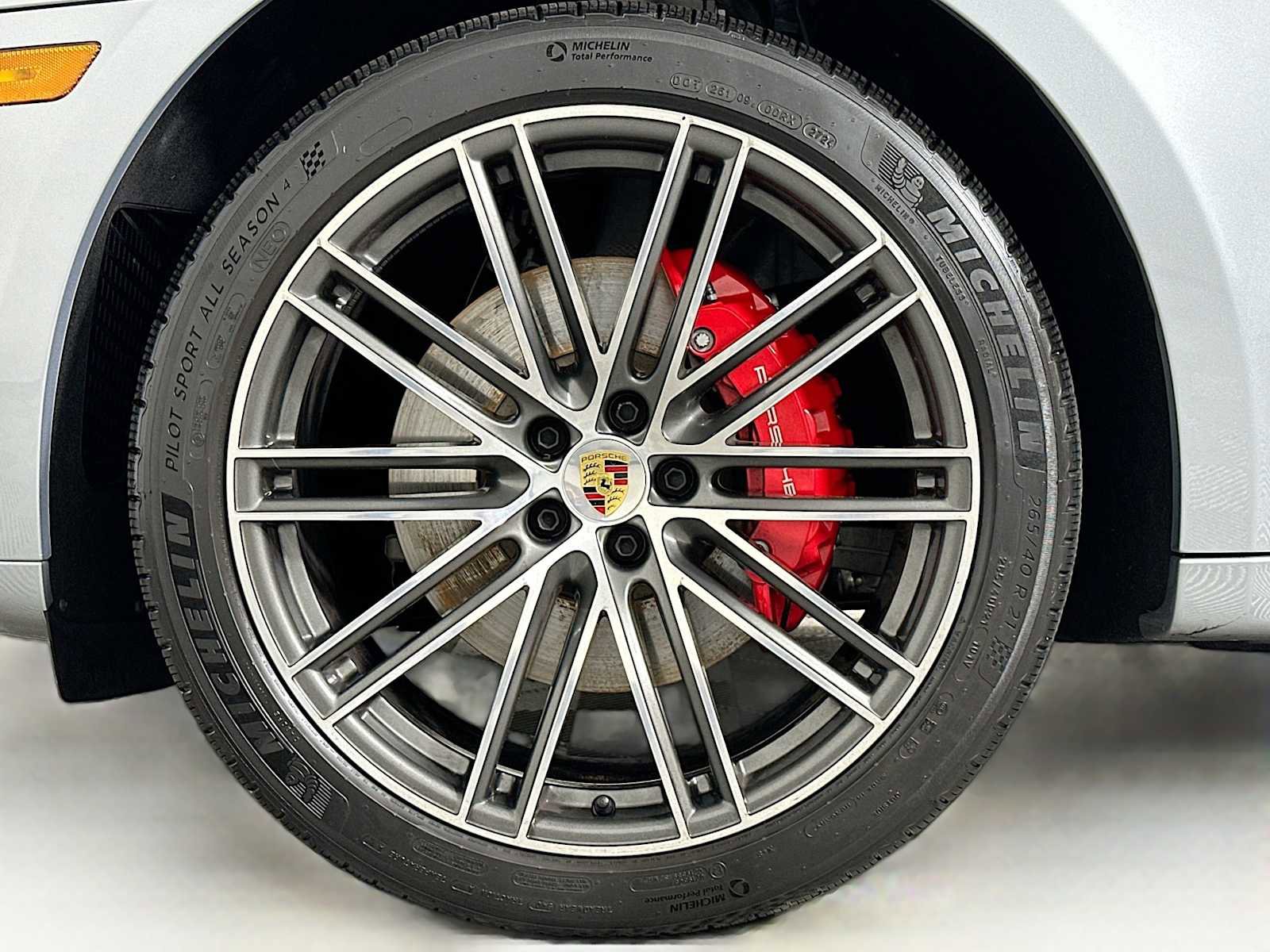 Certified 2025 Porsche Macan S image 33