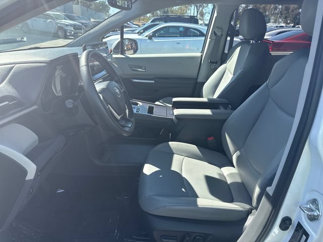 Used 2023 Toyota Sienna XLE FWD image 16