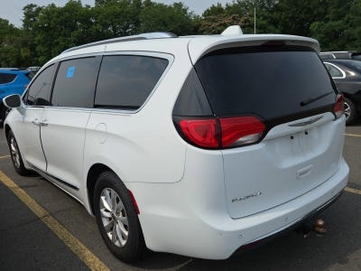 Used 2019 Chrysler Pacifica Touring-L FWD image 3