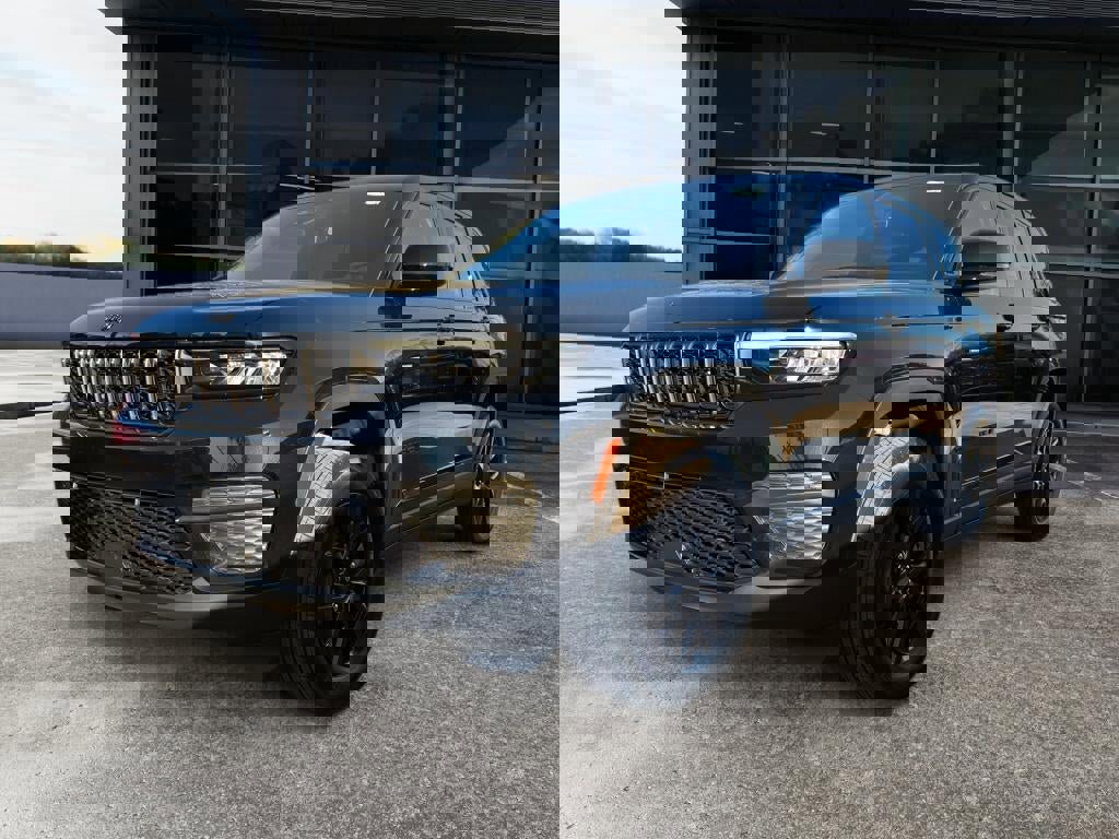 New 2025 Jeep Grand Cherokee Altitude image 3