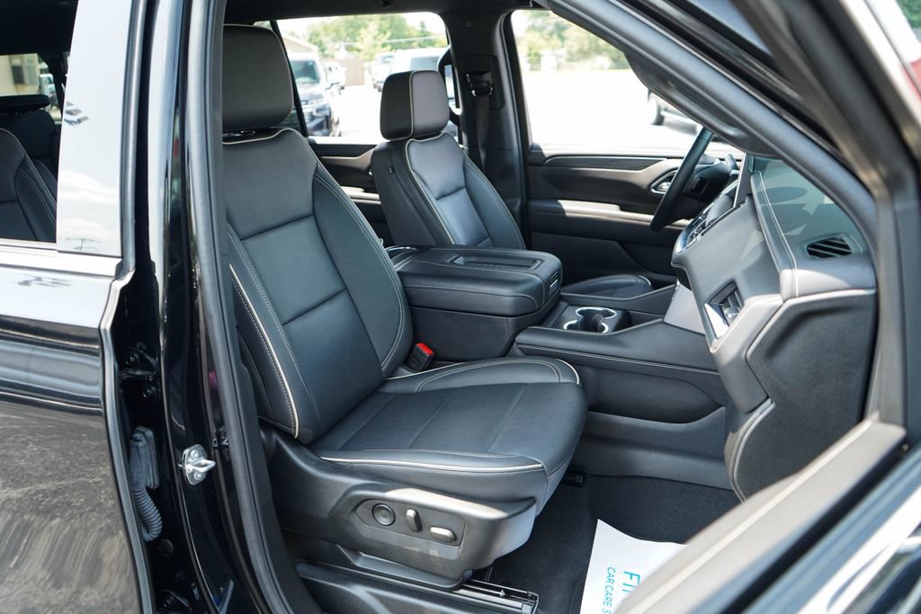 Used 2024 GMC Yukon XL SLT w/ SLT Luxury Package AWD/4WD image 12