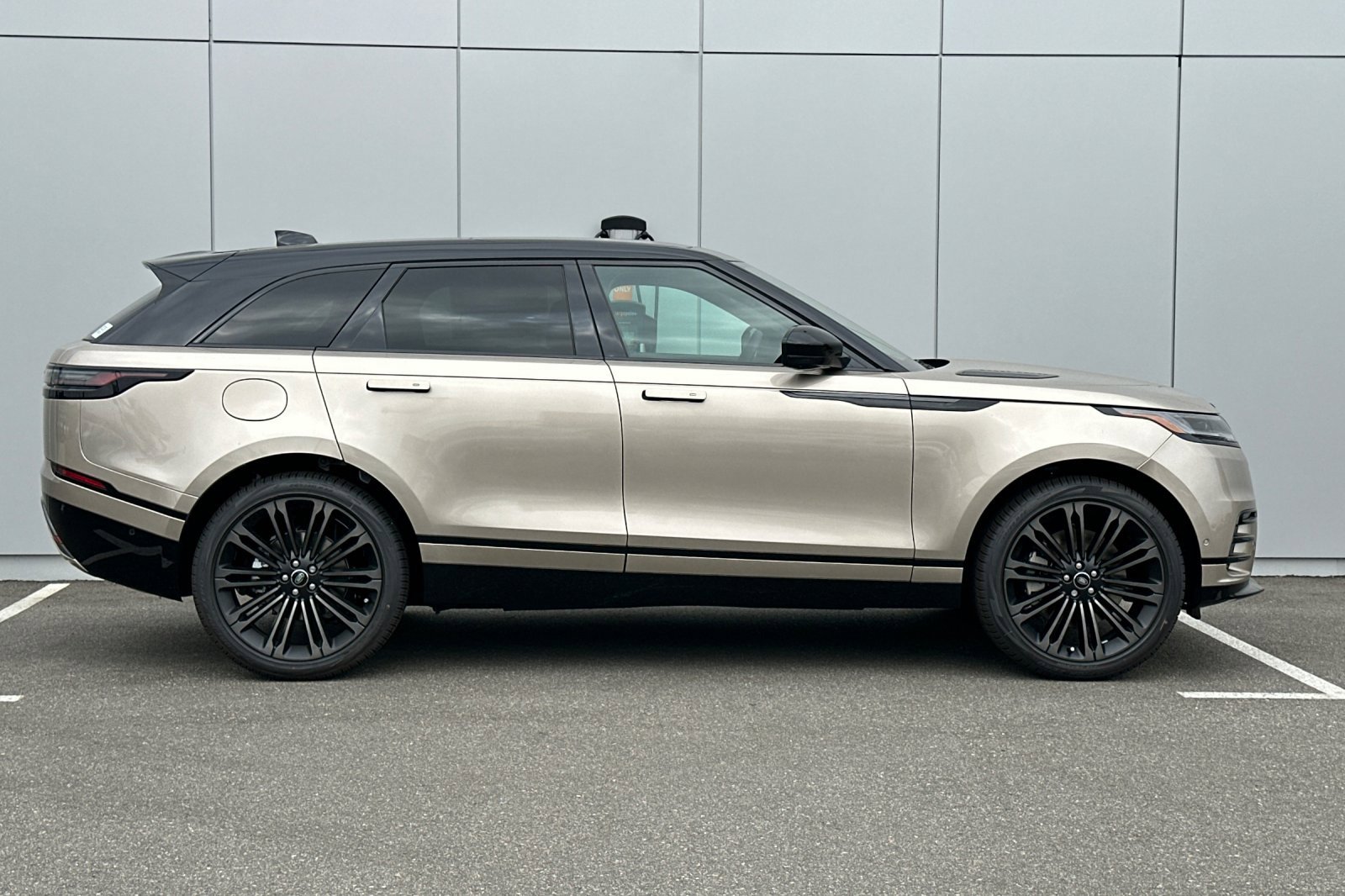 New 2026 Land Rover Range Rover Velar Dynamic SE image 6