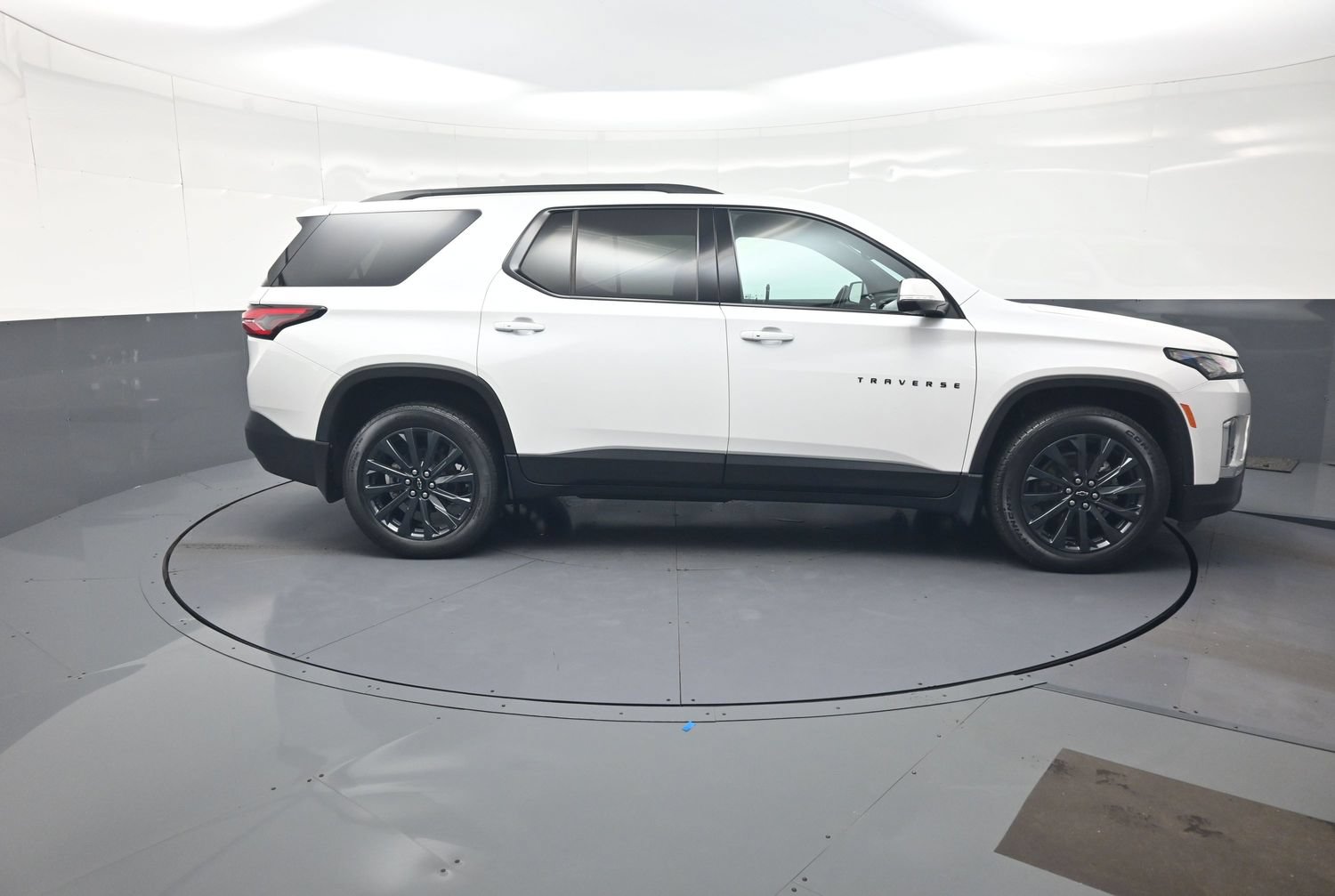 Used 2023 Chevrolet Traverse RS AWD/4WD image 2