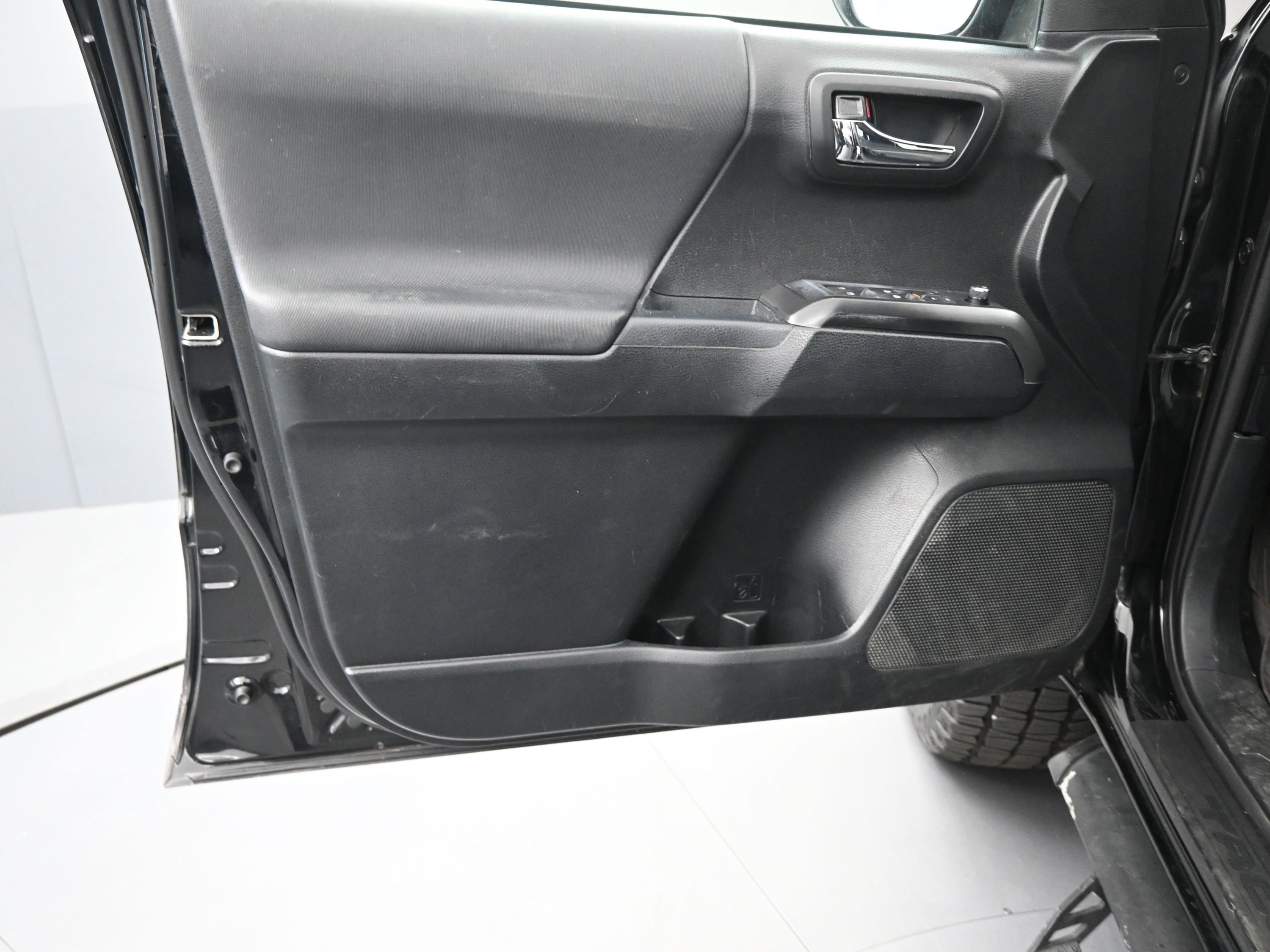 Used 2017 Toyota Tacoma TRD Sport image 17