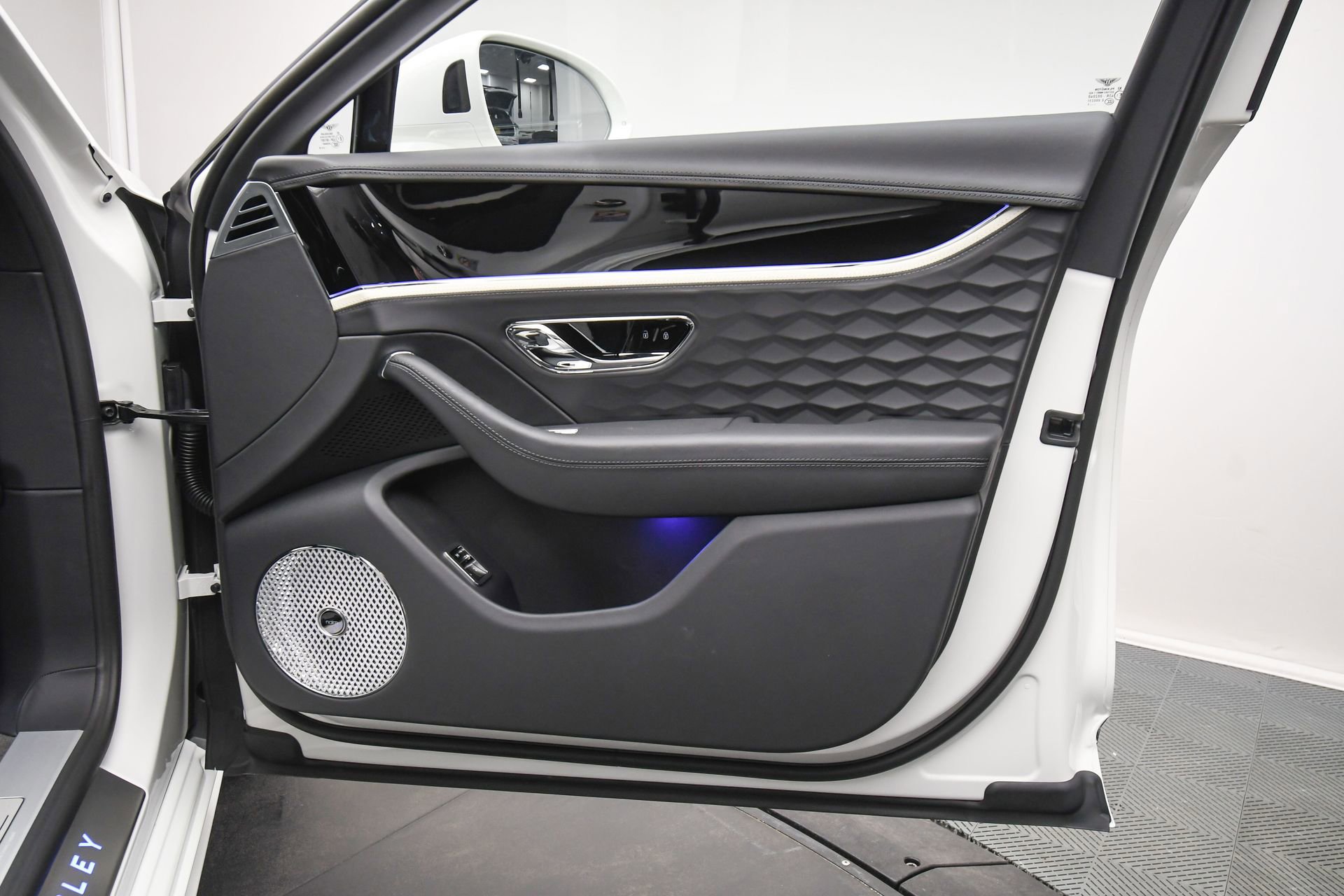 Used 2025 Bentley Flying Spur Plug-In Hybrid image 43