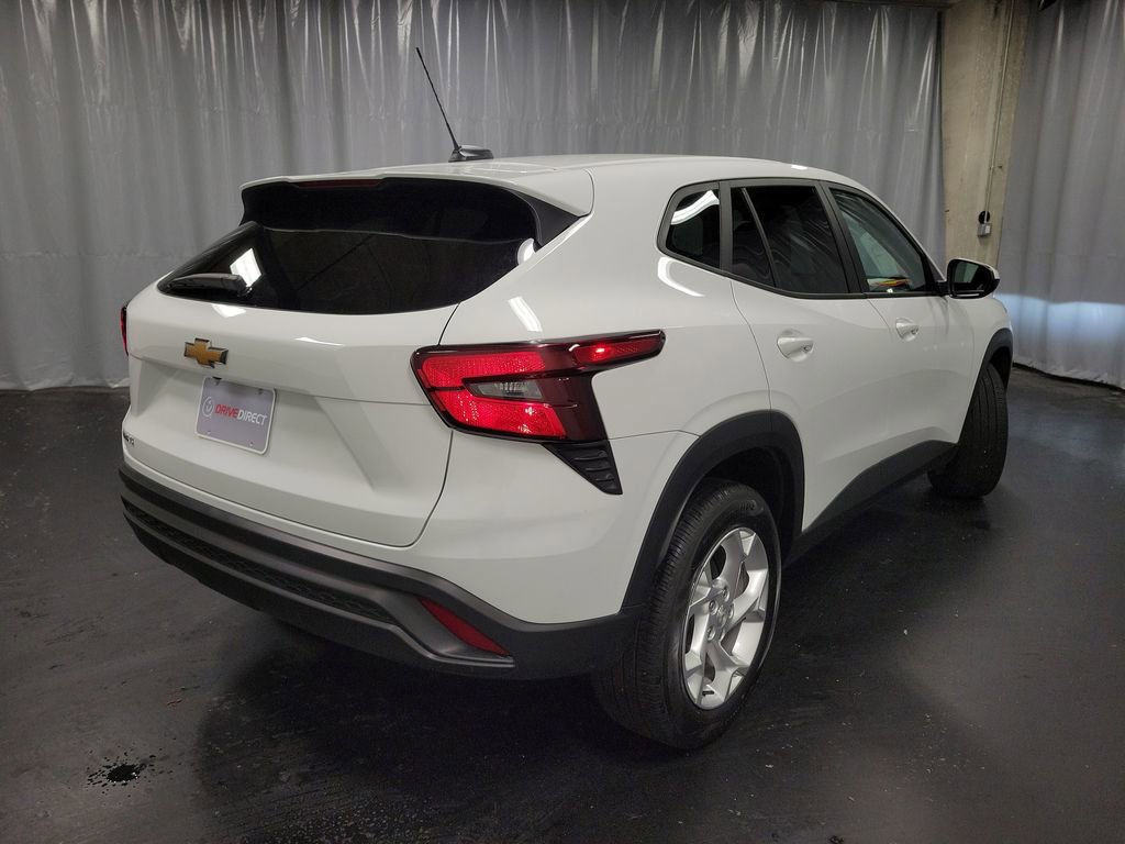 Used 2025 Chevrolet Trax LS w/ LS Convenience Package image 8