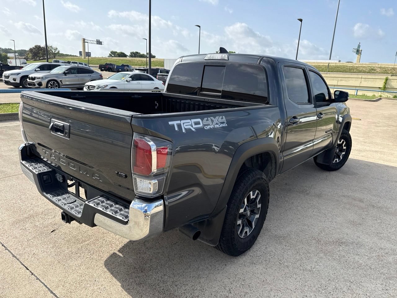 Used 2022 Toyota Tacoma TRD Off-Road AWD/4WD image 10