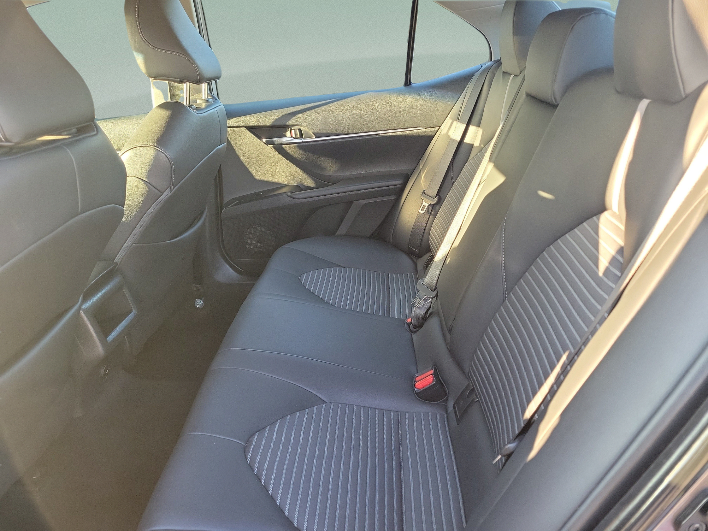 Used 2018 Toyota Camry SE FWD image 7