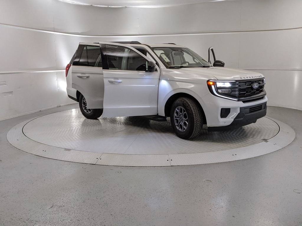 New 2025 Ford Expedition Active image 7