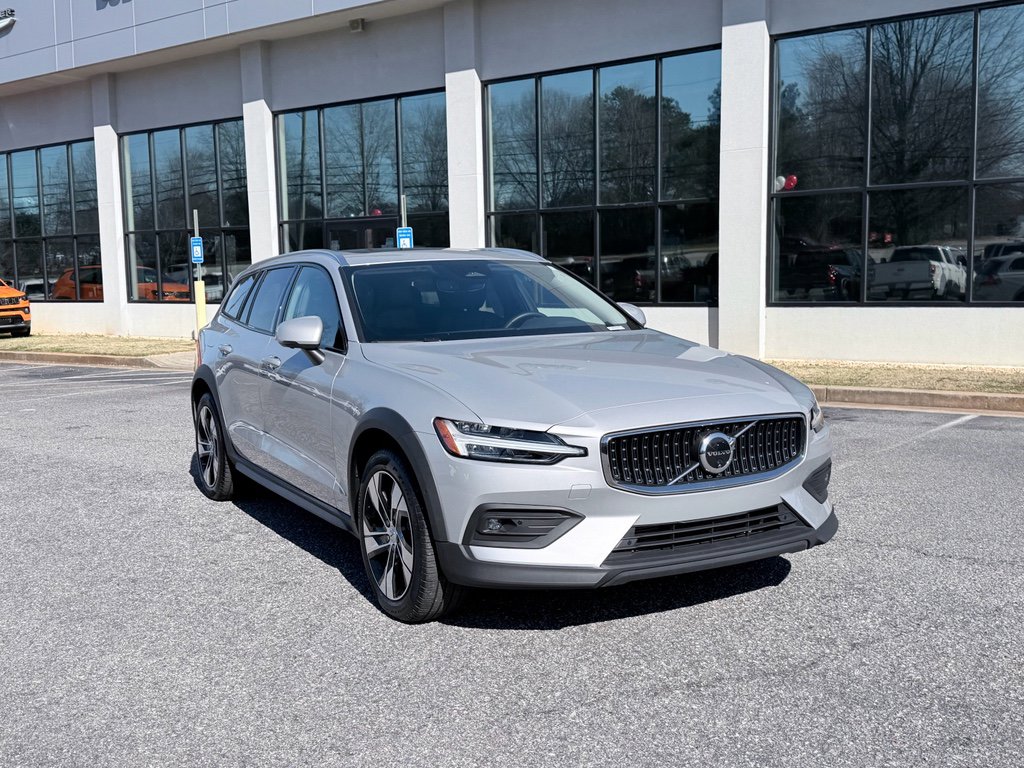 Used 2025 Volvo V60 B5 Cross Country Plus image 2