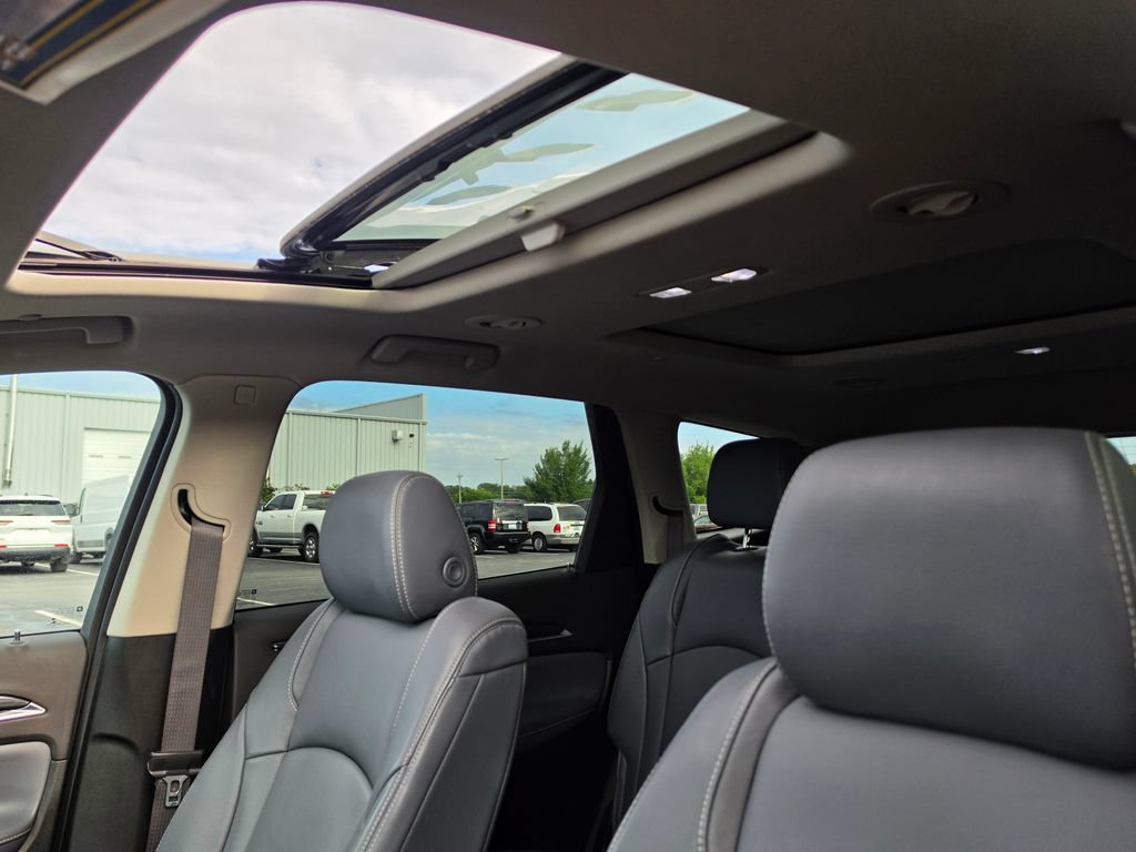 Used 2020 Buick Enclave Essence w/ LPO, Floor Liner Package FWD image 28