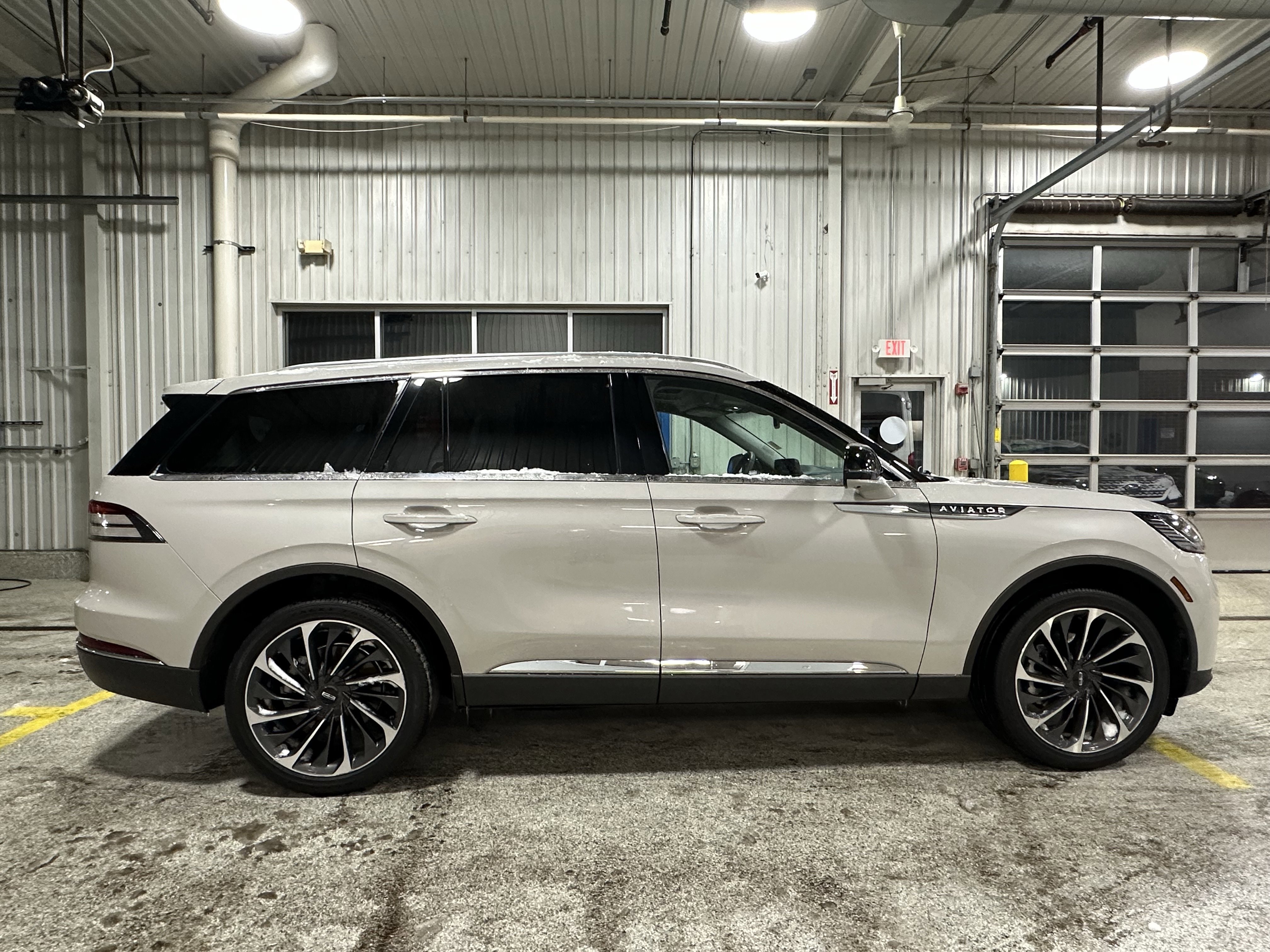 Used 2025 Lincoln Aviator Reserve w/ Equipment Group 201A image 2