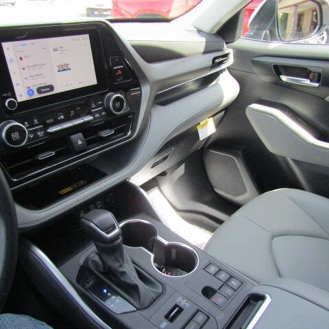 Used 2025 Toyota Highlander XLE AWD/4WD image 17