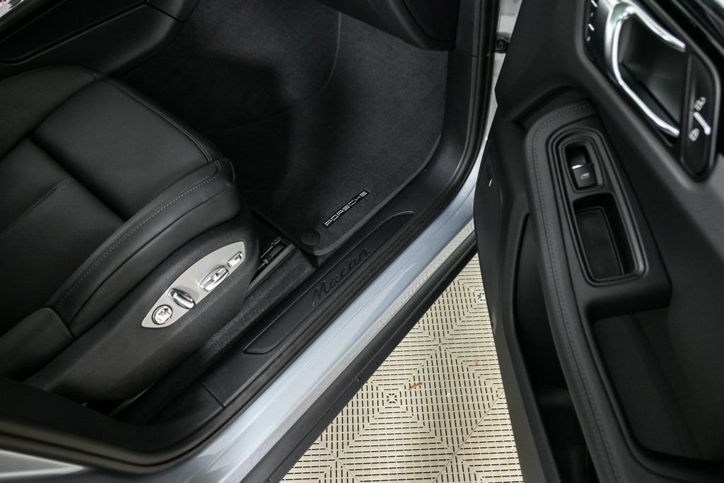 Certified 2026 Porsche Macan AWD/4WD image 25