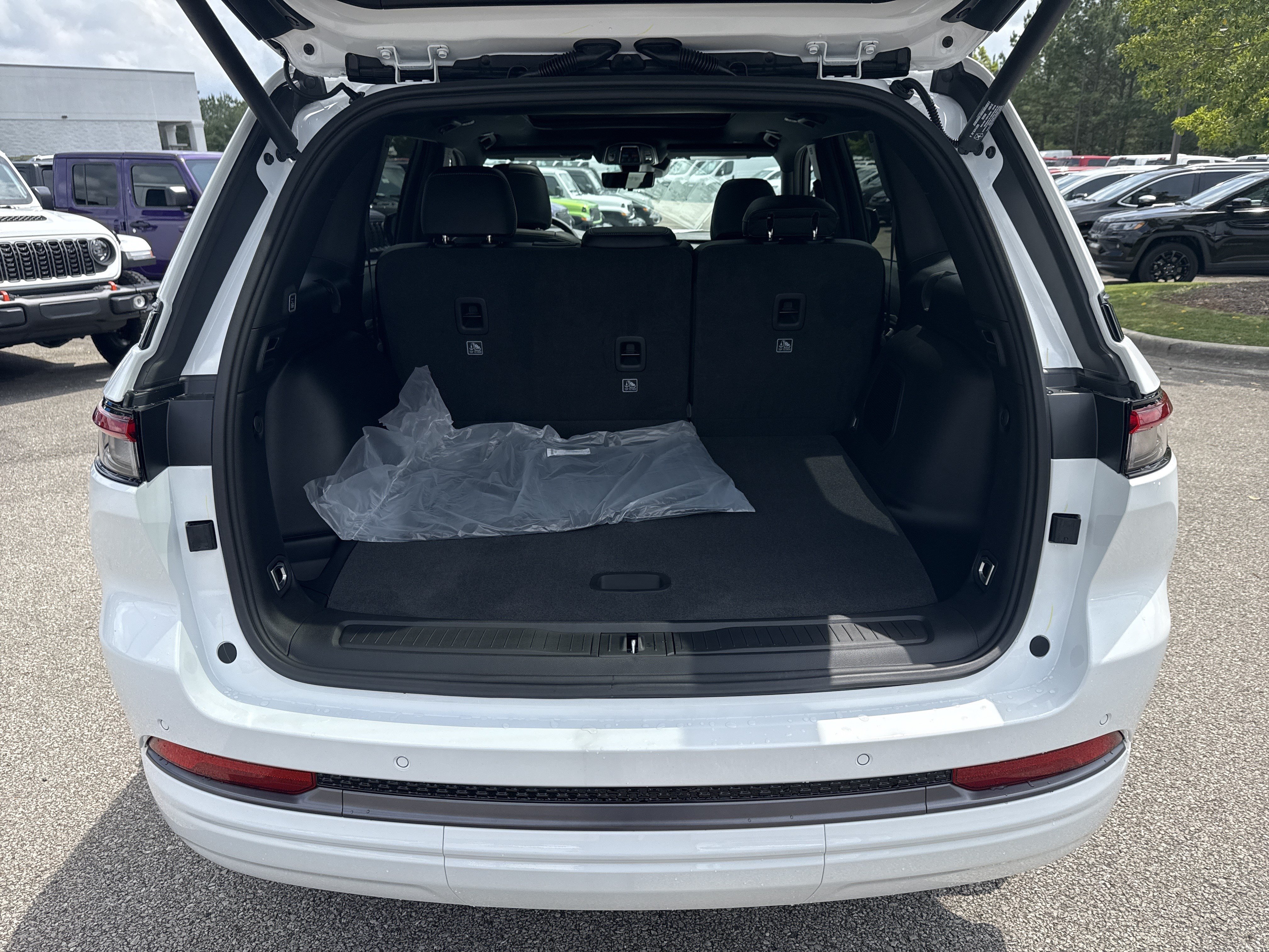 New 2026 Jeep Grand Cherokee Limited AWD/4WD image 18