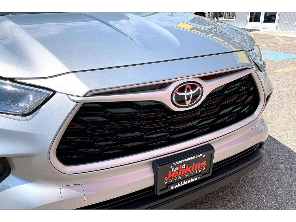 Used 2022 Toyota Highlander LE AWD/4WD image 31