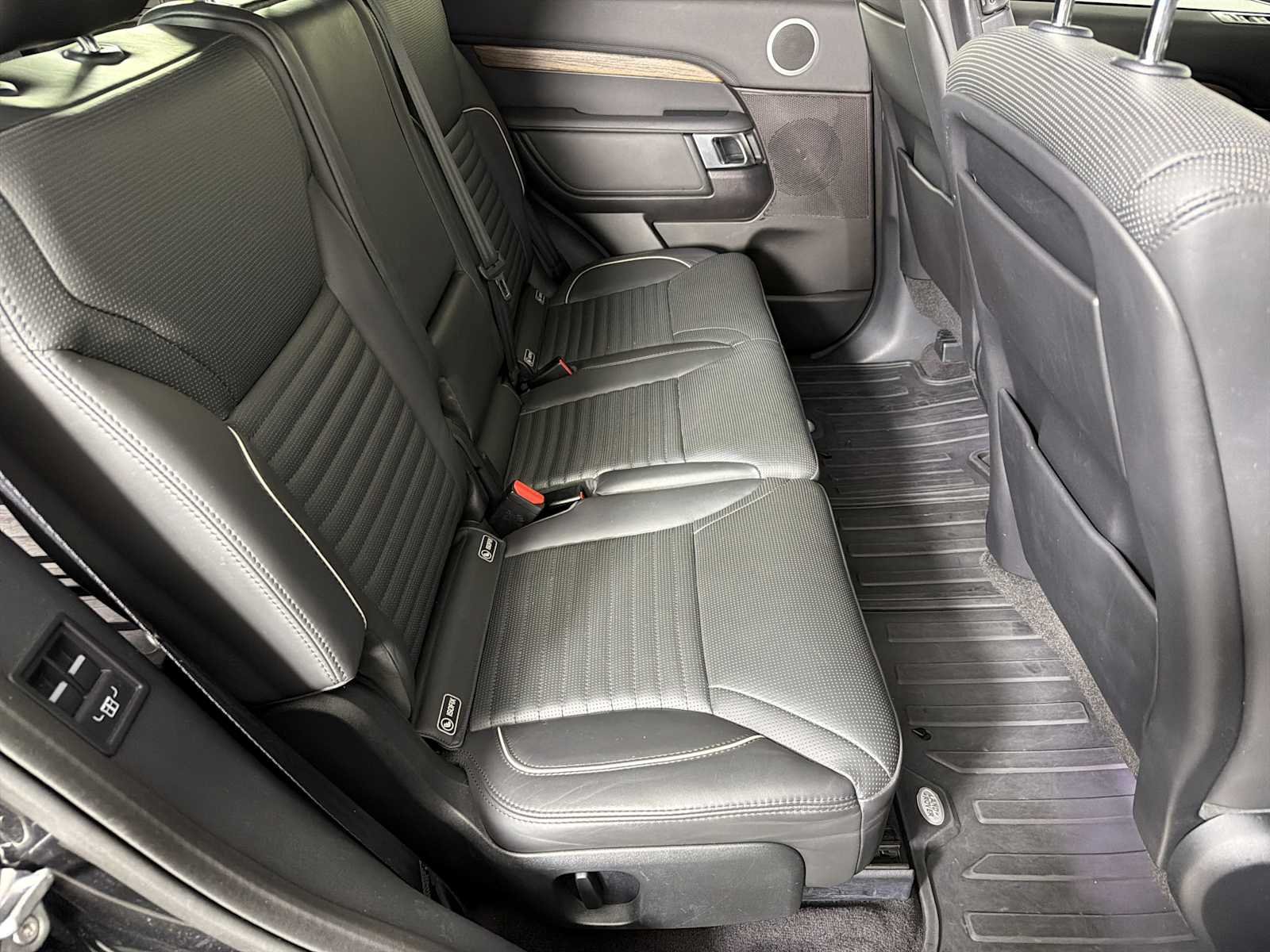 Used 2017 Land Rover Discovery HSE AWD/4WD image 13