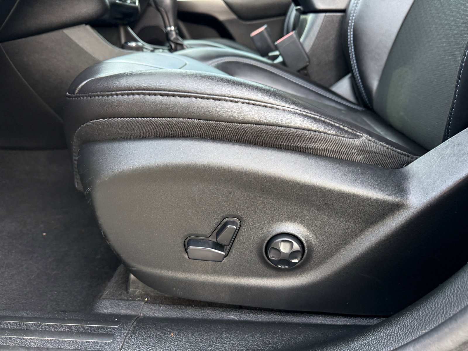 Used 2019 Jeep Cherokee Latitude Plus w/ Comfort/Convenience Group image 21