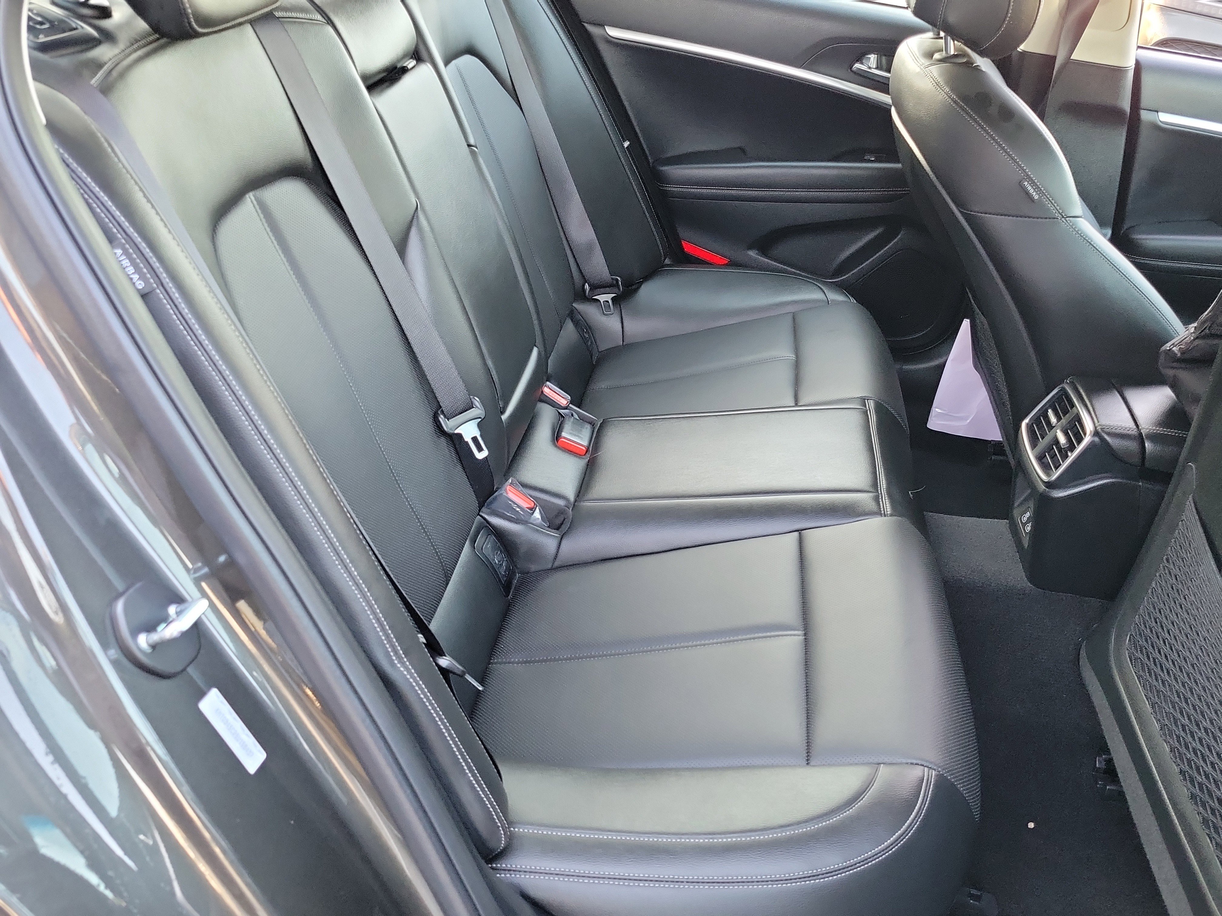 Certified 2025 Genesis G70 2.5T image 20