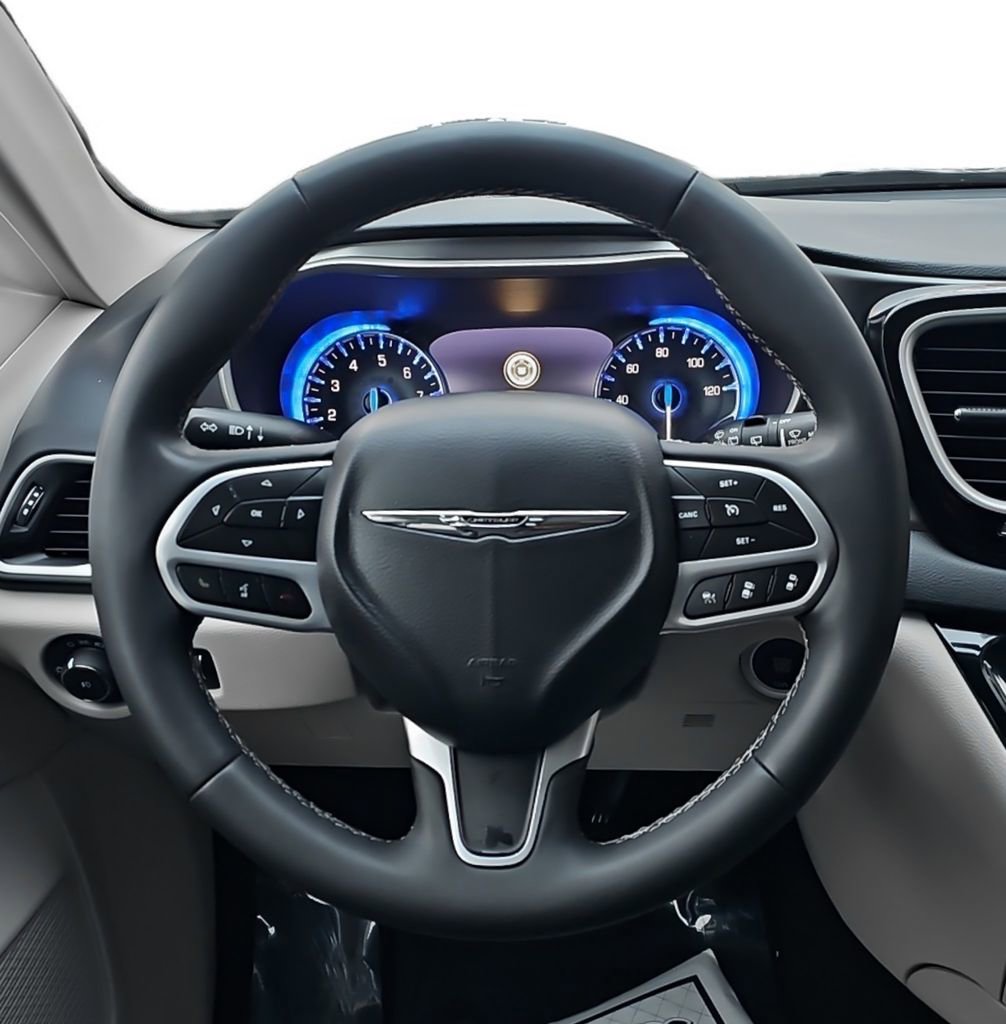 Used 2023 Chrysler Pacifica Touring-L image 18