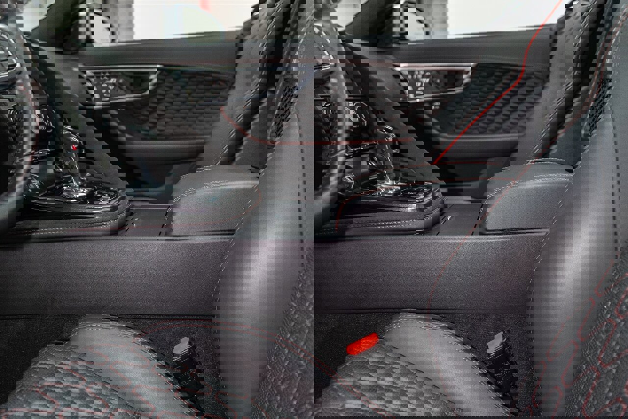 Used 2020 Jaguar F-TYPE SVR image 33