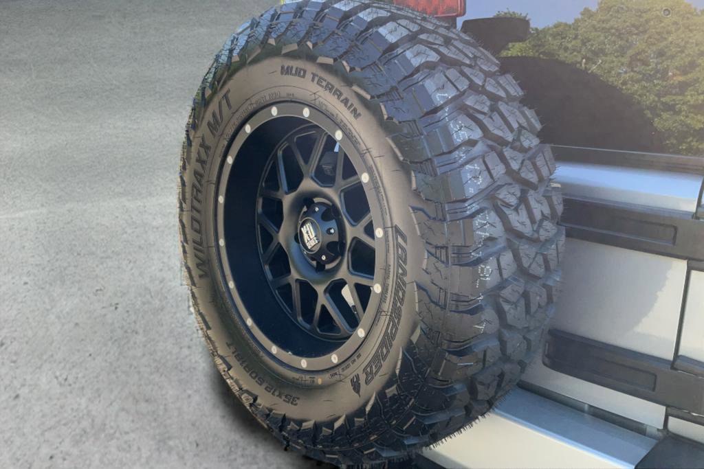 Used 2015 Jeep Wrangler Unlimited Rubicon w/ Connectivity Group image 27