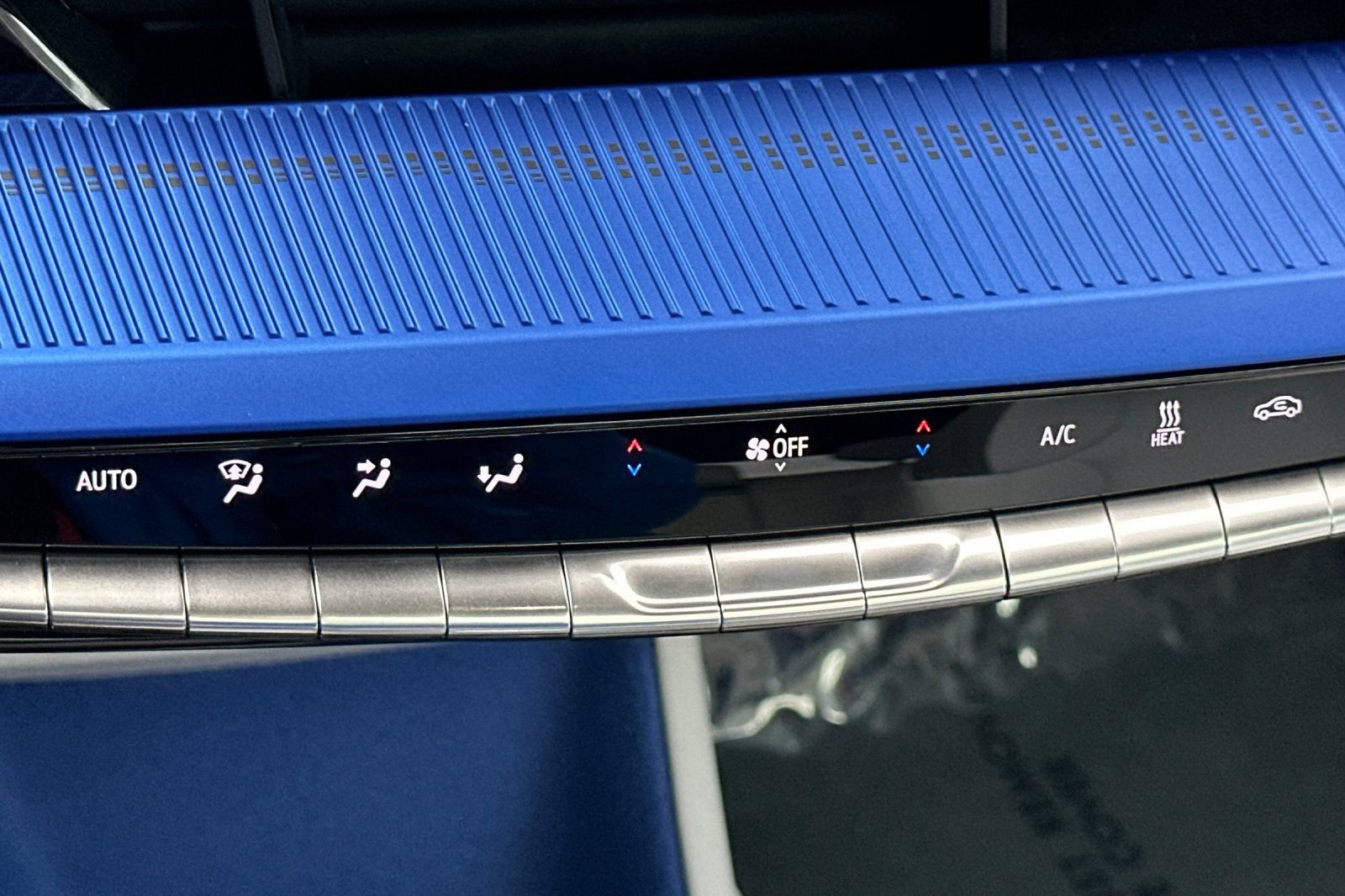 Certified 2025 Cadillac Optiq Luxury 1 image 28