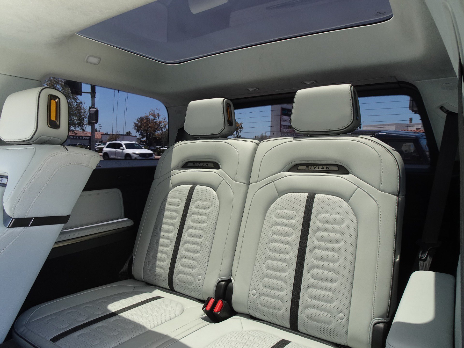 Used 2024 Rivian R1S Adventure AWD/4WD image 16