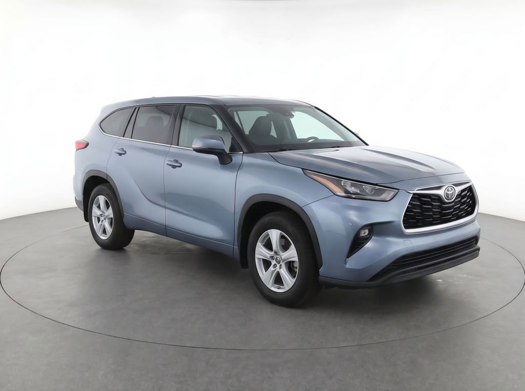 Used 2023 Toyota Highlander LE FWD image 2