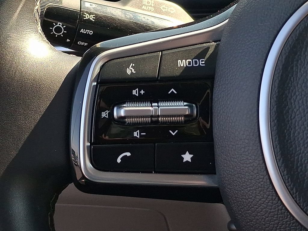 Certified 2025 Kia Carnival FWD image 16