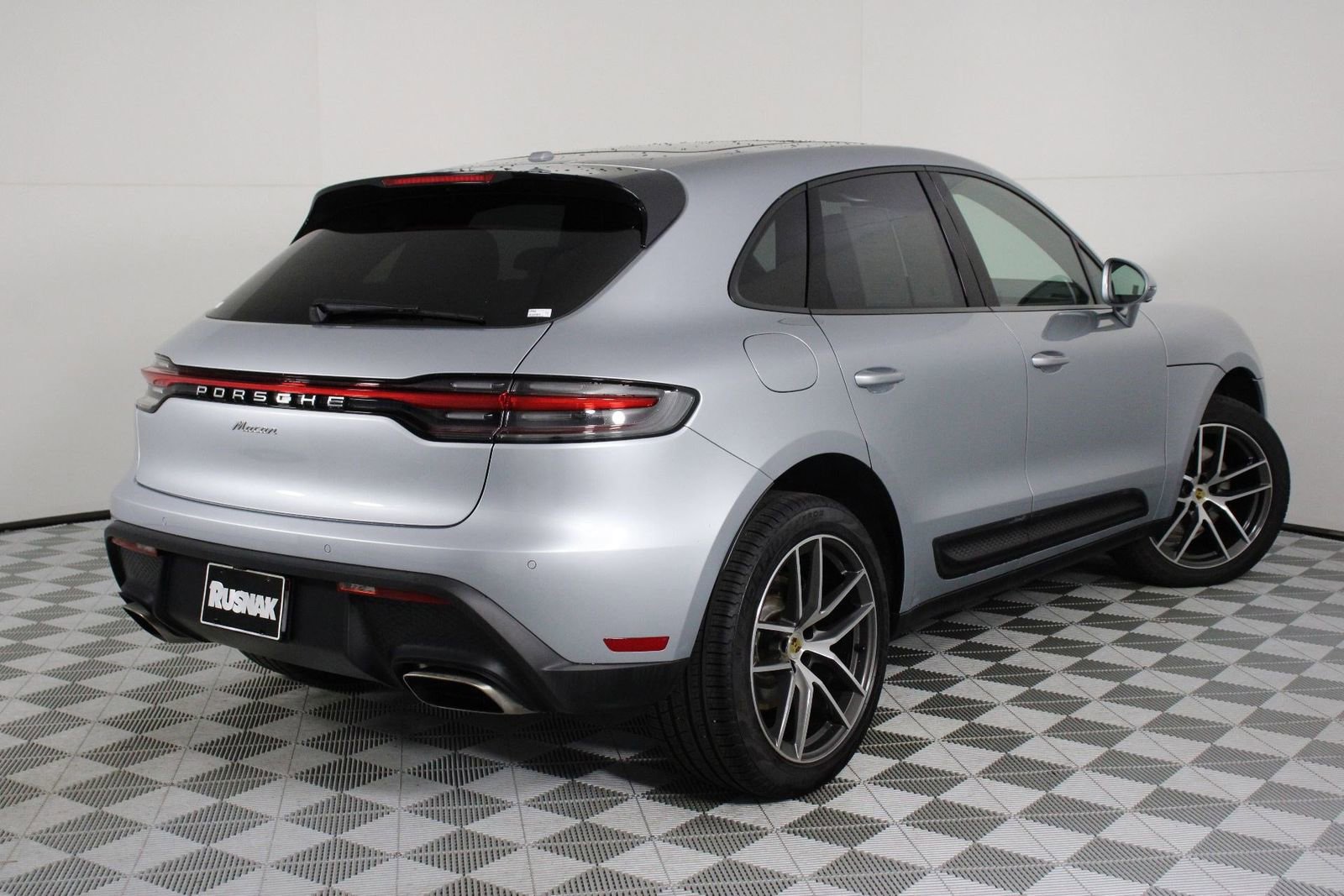 Certified 2025 Porsche Macan image 7