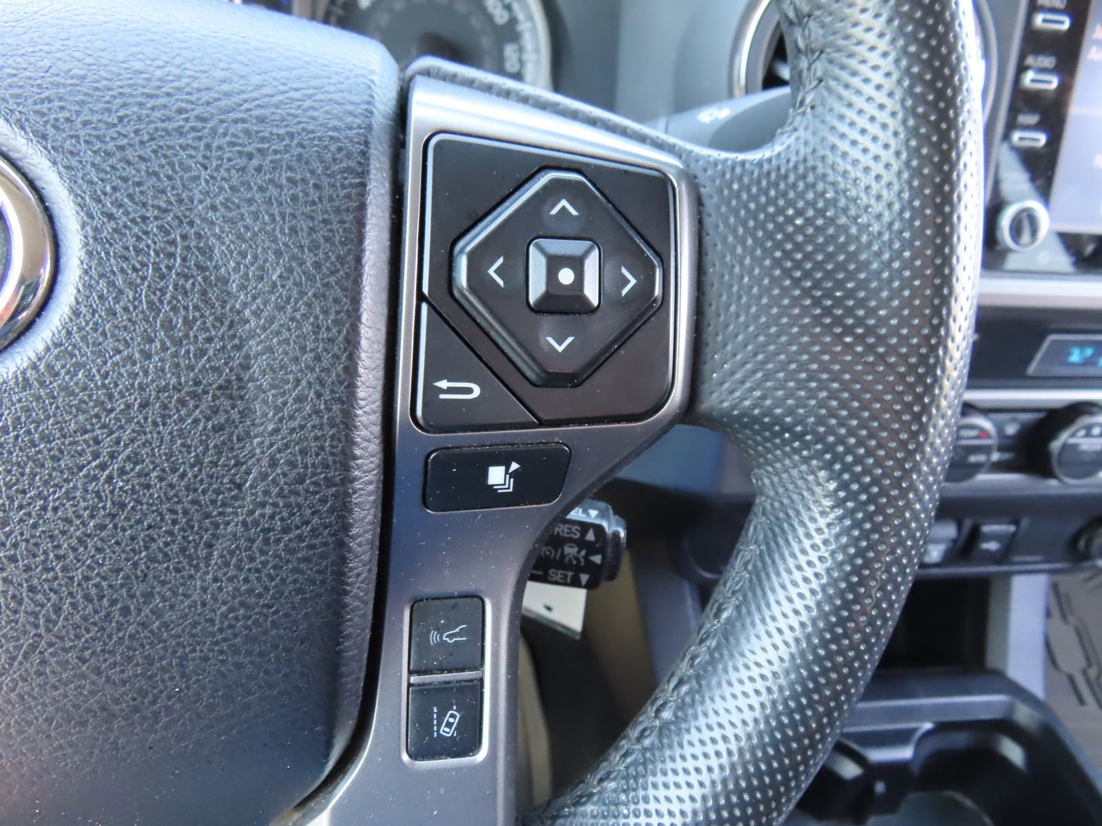 Used 2022 Toyota Tacoma SR5 AWD/4WD image 19