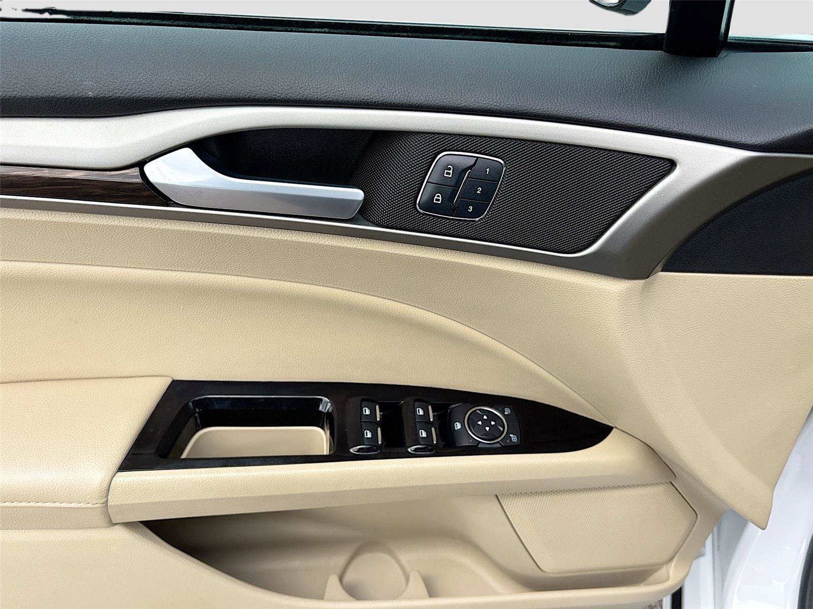 Used 2015 Ford Fusion SE w/ Equipment Group 502A image 17
