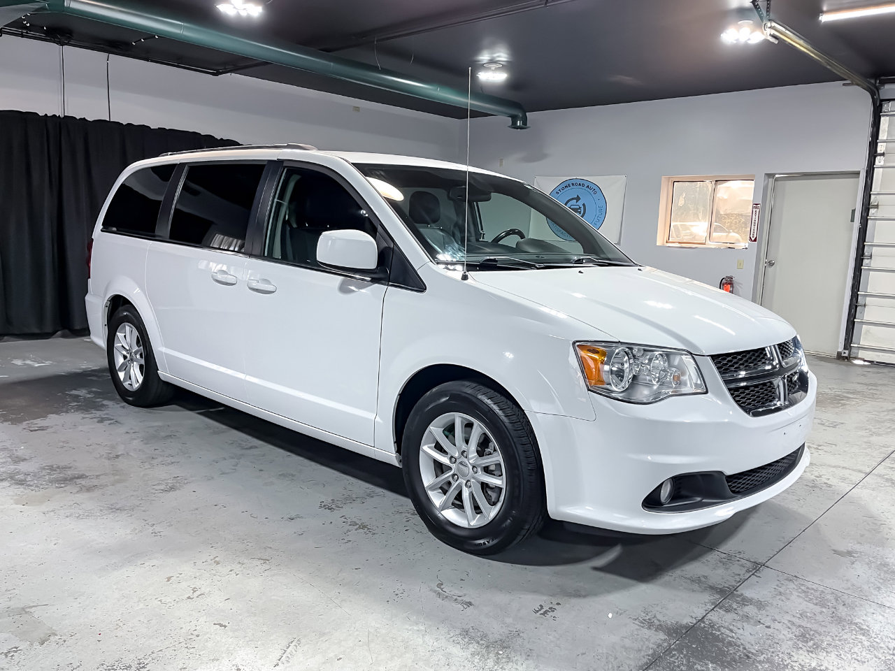 Used 2019 Dodge Grand Caravan SXT image 2