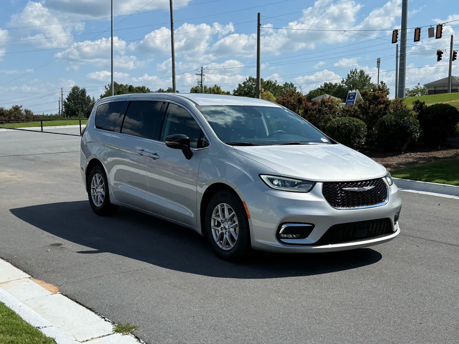 Used 2024 Chrysler Pacifica Touring-L FWD image 7