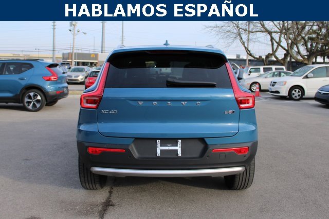 Used 2025 Volvo XC40 B5 Plus image 4