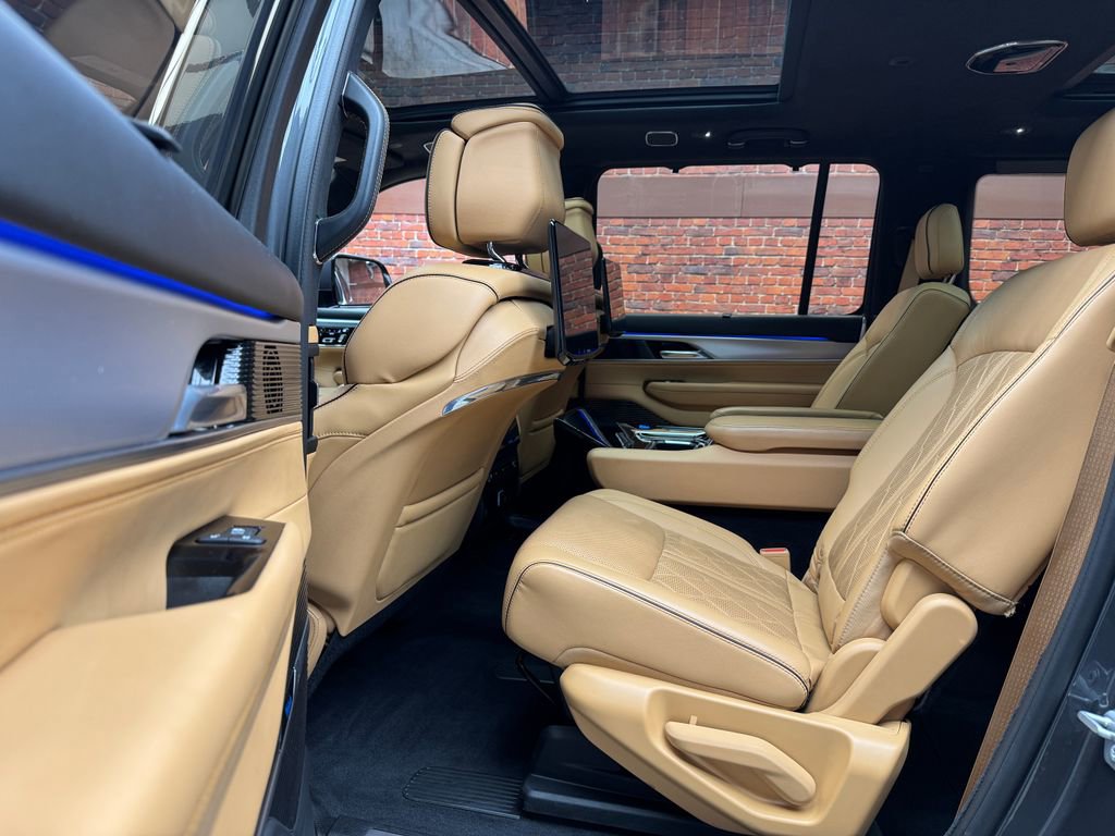 Used 2022 Jeep Grand Wagoneer Series III w/ Rear Seat Video Group 1 AWD/4WD image 23