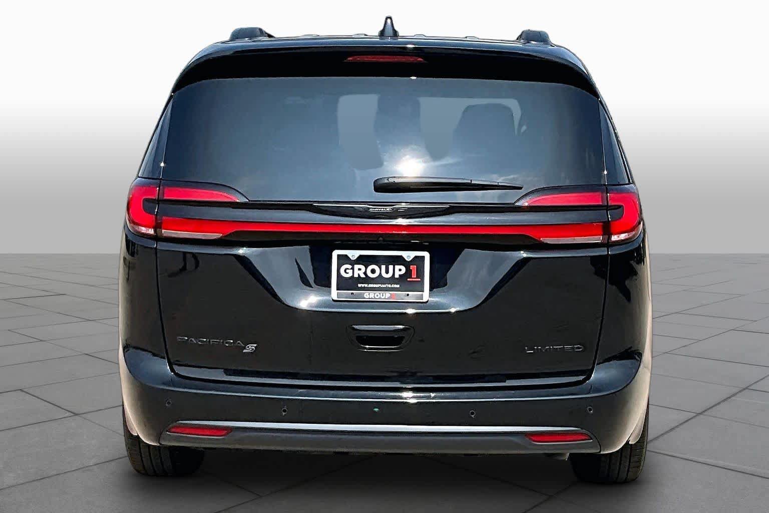 Used 2025 Chrysler Pacifica Limited FWD image 5