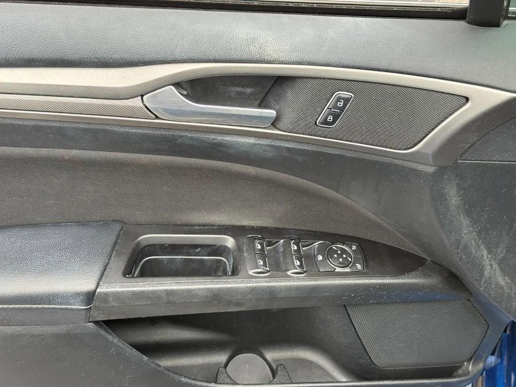 Used 2017 Ford Fusion SE FWD image 16