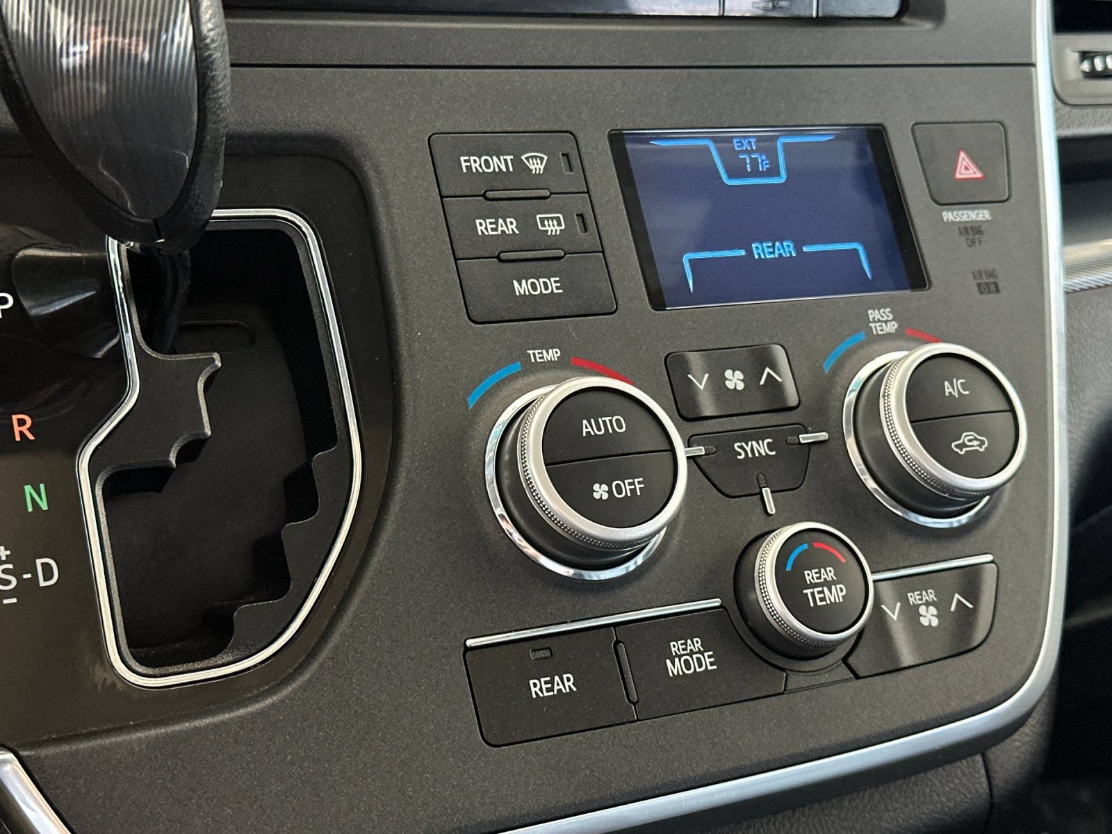 Used 2017 Toyota Sienna SE Premium FWD image 22