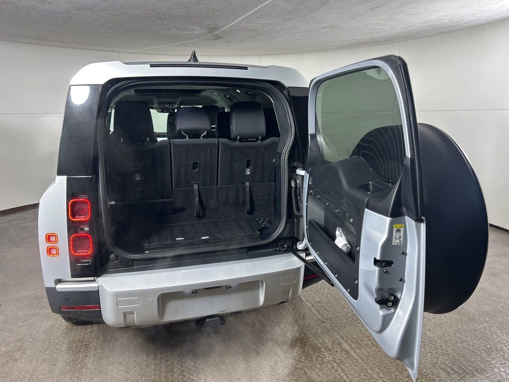 Used 2023 Land Rover Defender 130 SE image 14