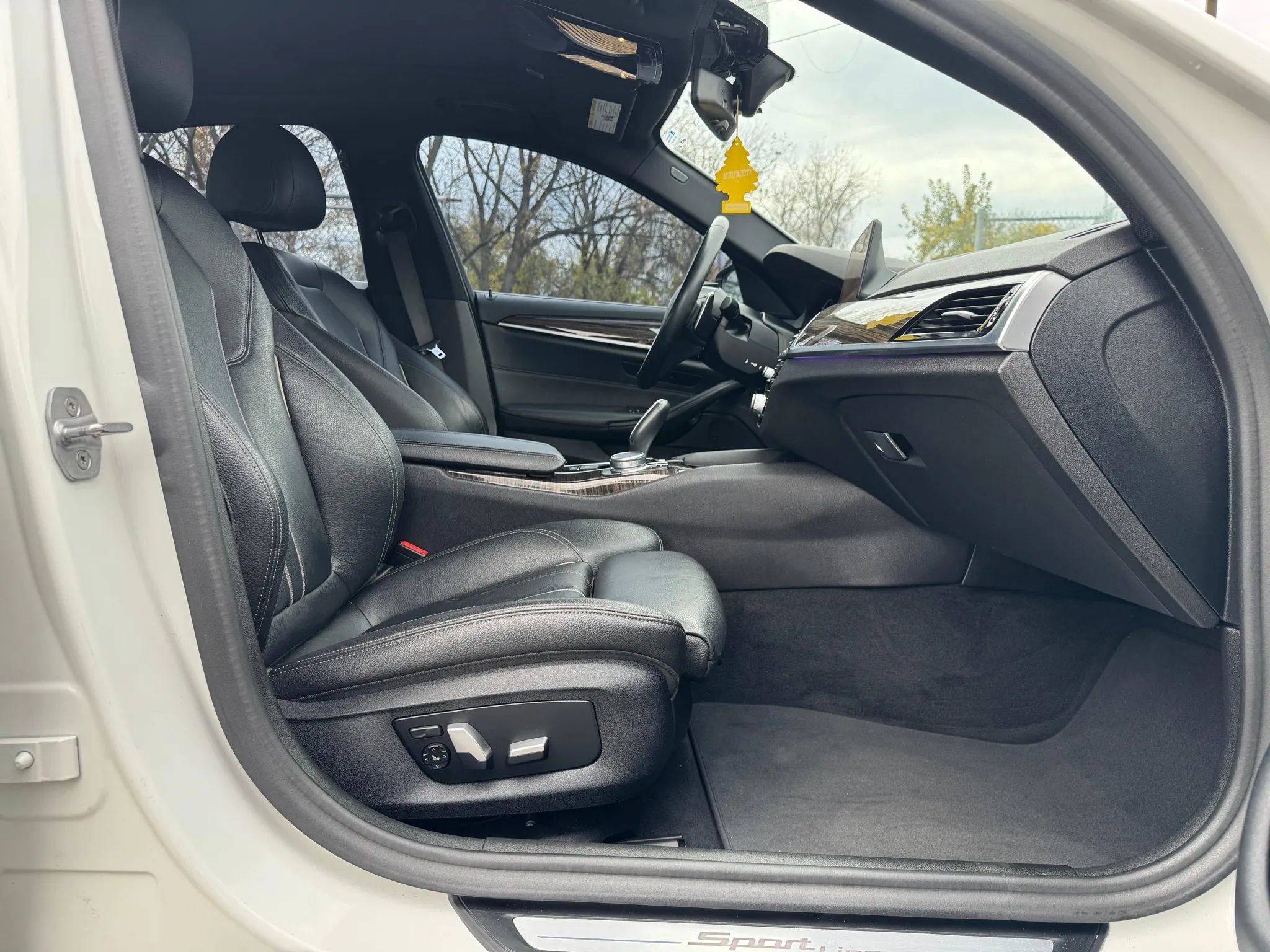 Used 2019 BMW 530i xDrive w/ Convenience Package image 22