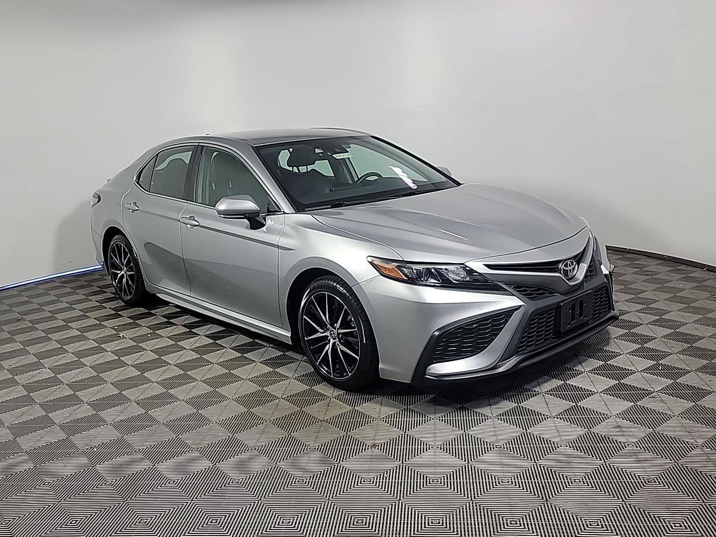 Used 2022 Toyota Camry SE FWD image 1