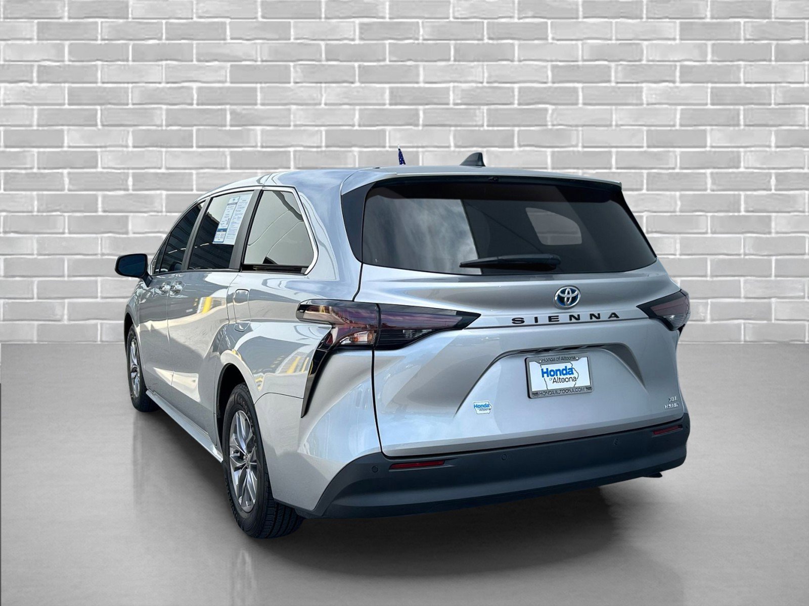 Used 2023 Toyota Sienna XLE FWD image 3