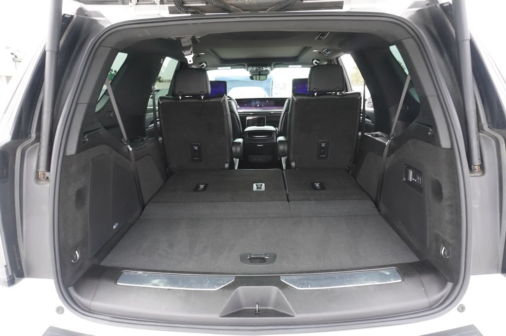 Certified 2025 Cadillac Escalade Premium Luxury AWD/4WD image 8
