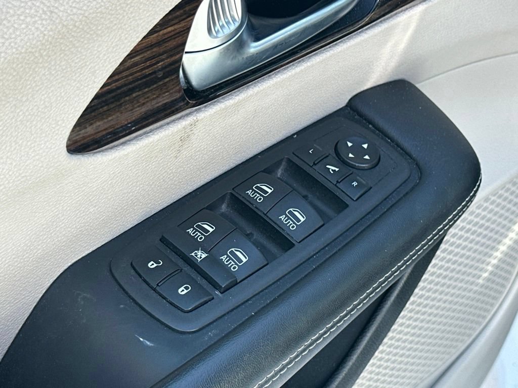 Used 2023 Chrysler Pacifica Limited FWD image 17