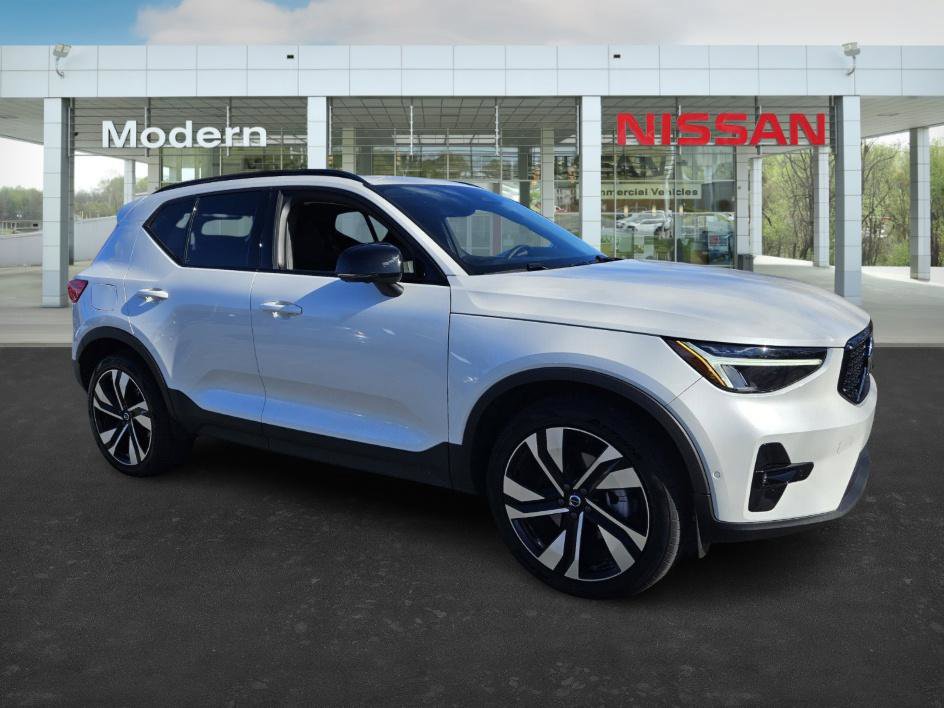 Used 2024 Volvo XC40 B5 Plus w/ Climate Package image 2